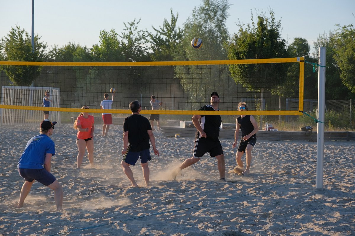 Personen spielen Beachvolleyball